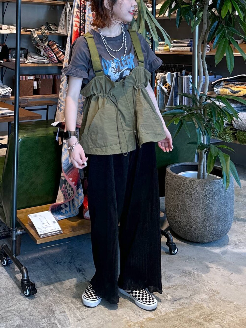 ブラック系のその他パンツ、グレー系のTシャツ/カットソーを着用したレディースの春コーディネートの7枚目の写真