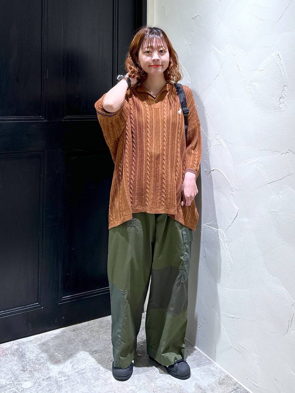 グリーン系のその他パンツ、その他のネックレスを着用したレディースの春コーディネートの5枚目の写真