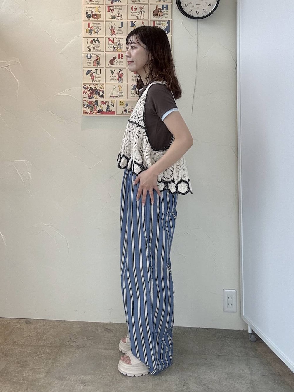 ブルー系のその他パンツ、ベージュ系のベスト、ブラウン系のTシャツ/カットソーを着用したレディースの春コーディネートの3枚目の写真