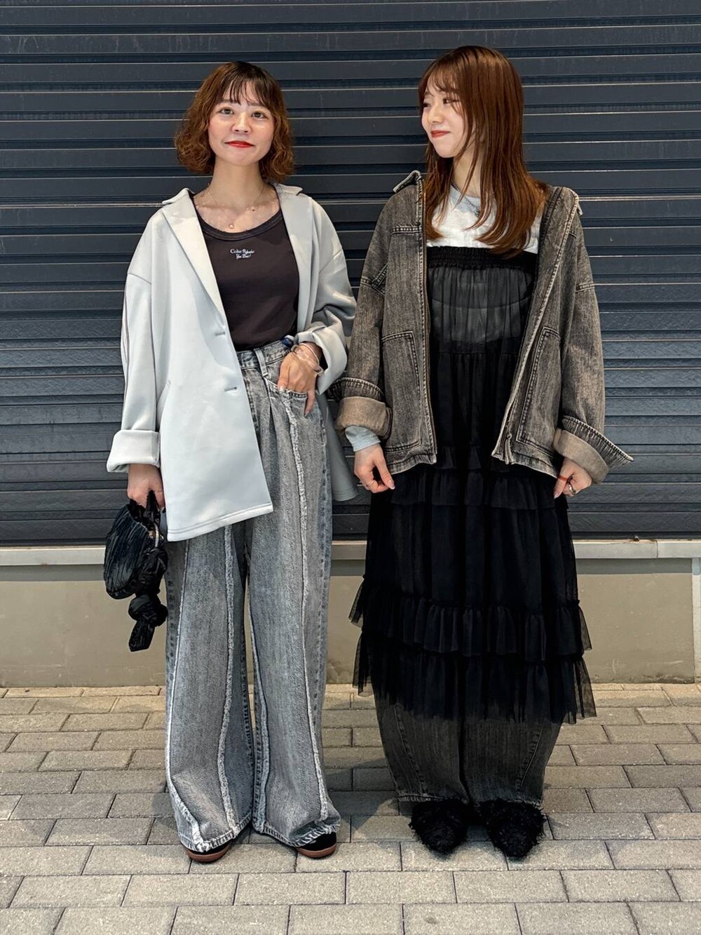 グレー系のTシャツ/カットソー、ブラック系のスカート、グレー系のデニムパンツを着用したレディースの秋コーディネートの7枚目の写真