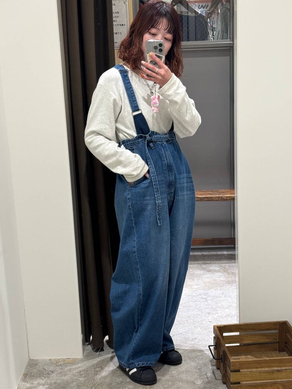 ベージュ系のTシャツ/カットソー、ブルー系のサロペット/オーバーオールを着用したレディースの冬コーディネートの2枚目の写真