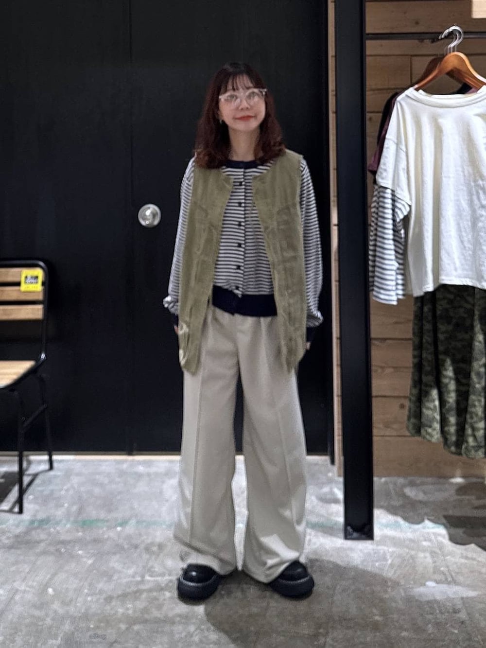 ブラック系のその他シューズ、グリーン系のベスト、ベージュ系のその他パンツを着用したレディースの冬コーディネートの3枚目の写真