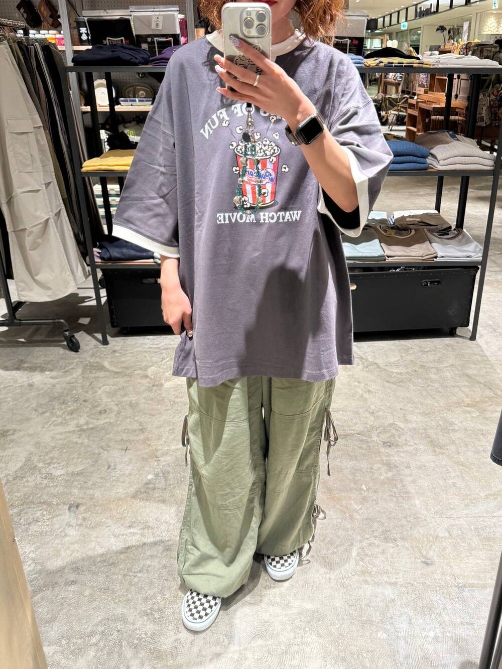 グレー系のTシャツ/カットソー、グリーン系のその他パンツを着用したレディースの春コーディネートの2枚目の写真