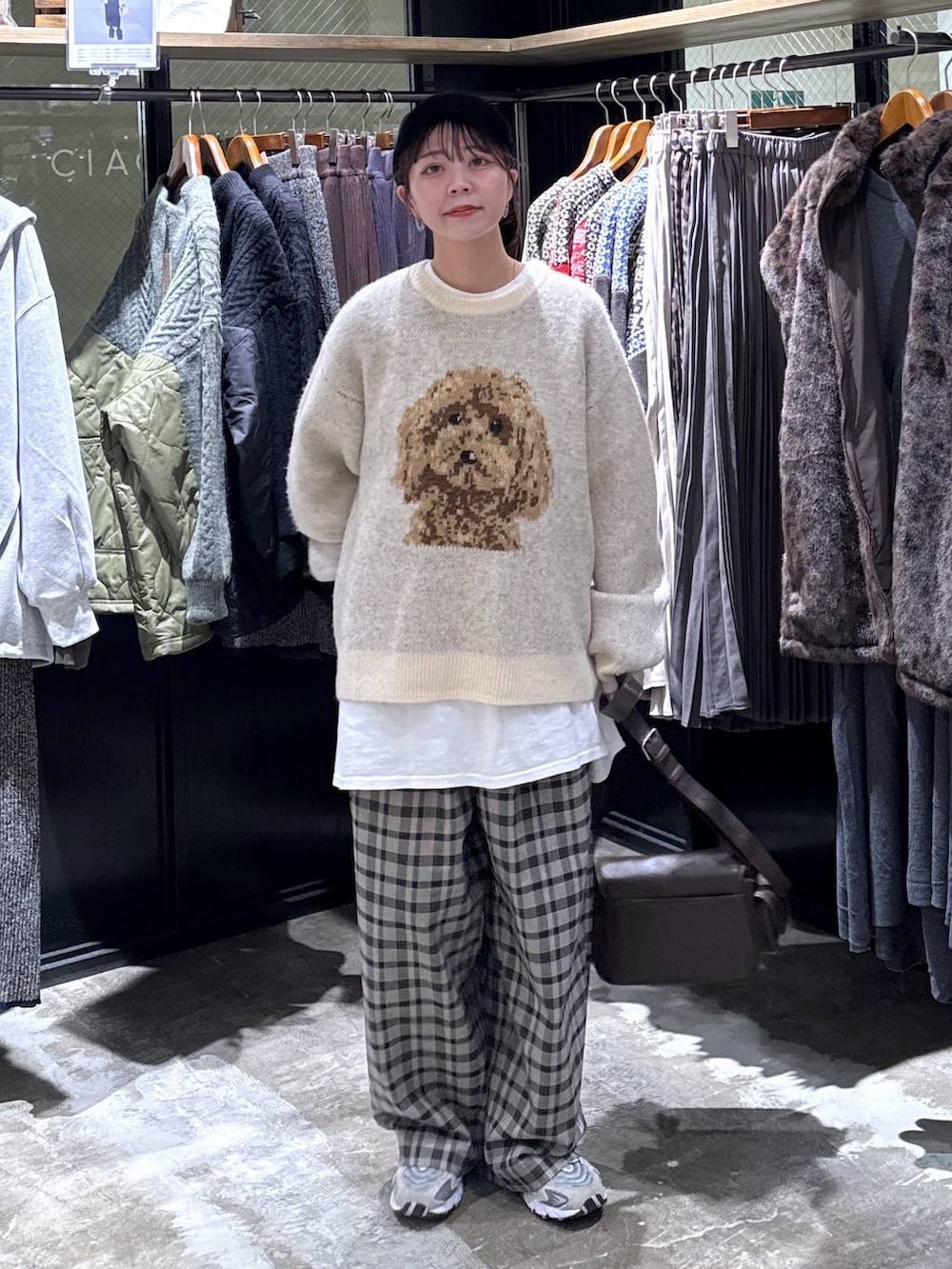 ホワイト系のTシャツ/カットソー、ブラウン系のその他パンツ、ブラウン系のその他アウターを着用したレディースの秋コーディネートの8枚目の写真