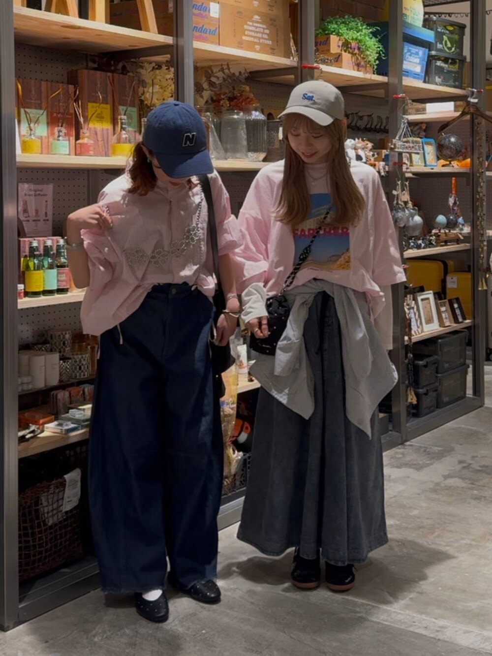 「メンズライク、低身長、カジュアル、niko and ...、リンクコーデ、おでかけ、春コーデ」｜「niko and...のマーセドロストリボンシャツ（シャツ/ブラウス、ピンク系）」を使った、おでんさん（レディース・152cm）の春コーディネートの2枚目の写真