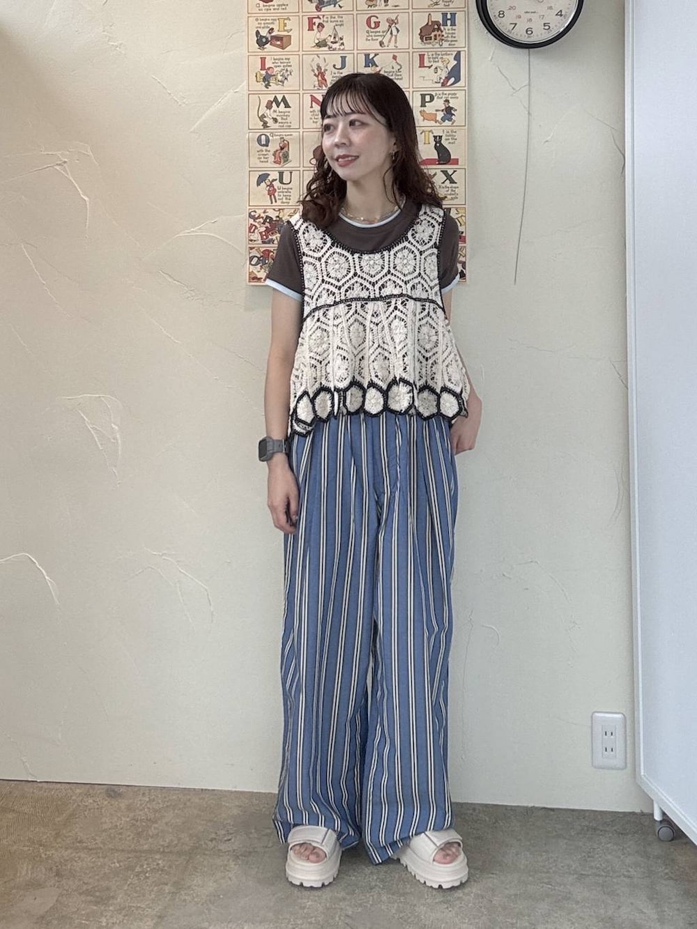 ブルー系のその他パンツ、ベージュ系のベスト、ブラウン系のTシャツ/カットソーを着用したレディースの春コーディネートの2枚目の写真