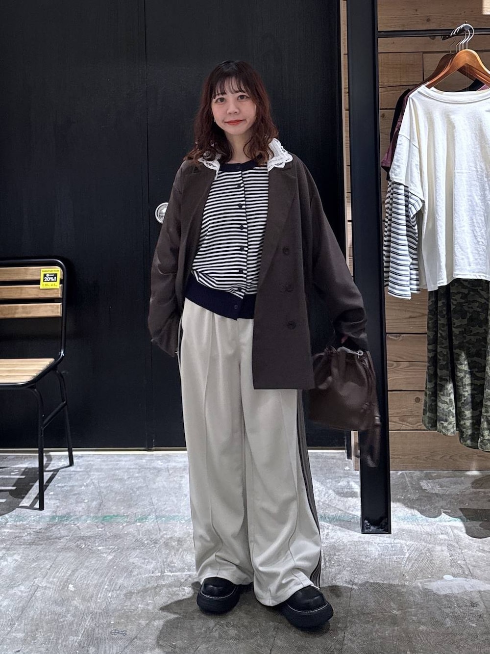 ブラック系のその他シューズ、ブラウン系のショルダーバッグ、ブラウン系のテーラードジャケットを着用したレディースの冬コーディネートの6枚目の写真