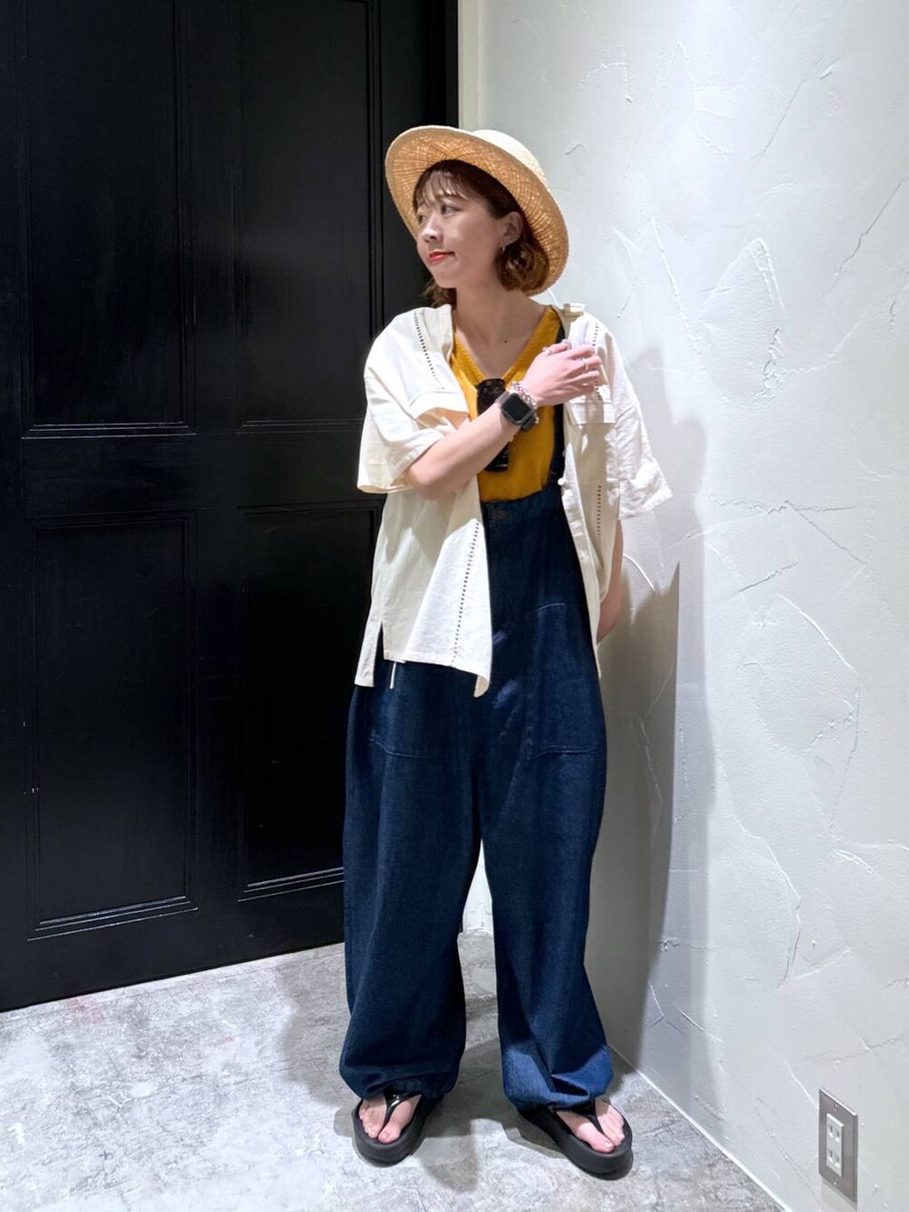 ブラウン系のサングラス、ブラック系のハットを着用したレディースの春コーディネートの3枚目の写真