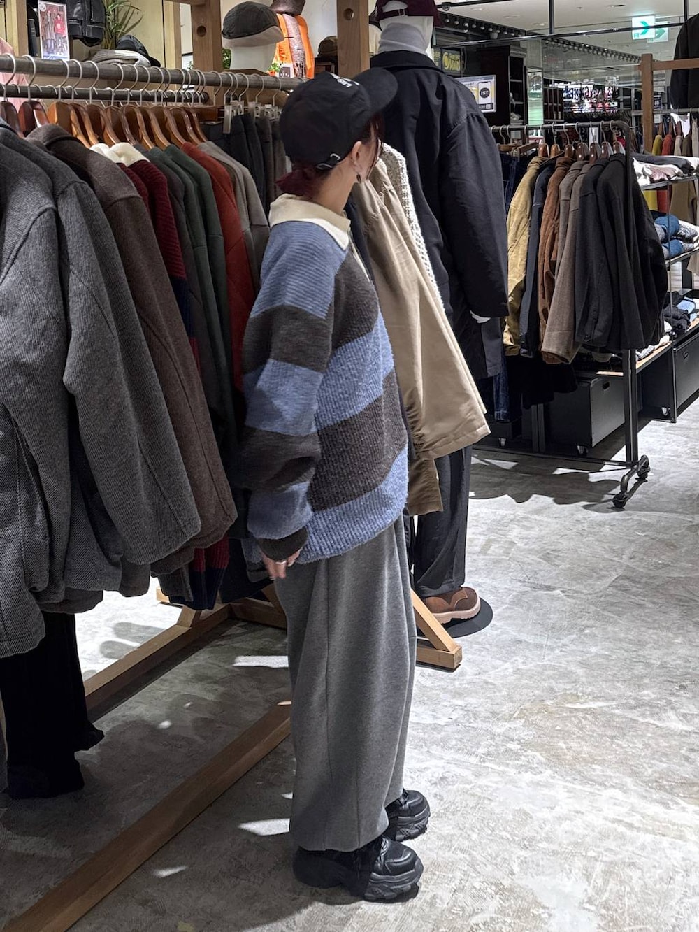 ブラック系のスニーカー、グレー系のその他パンツ、ブラウン系のニット/セーターを着用したレディースの冬コーディネートの4枚目の写真