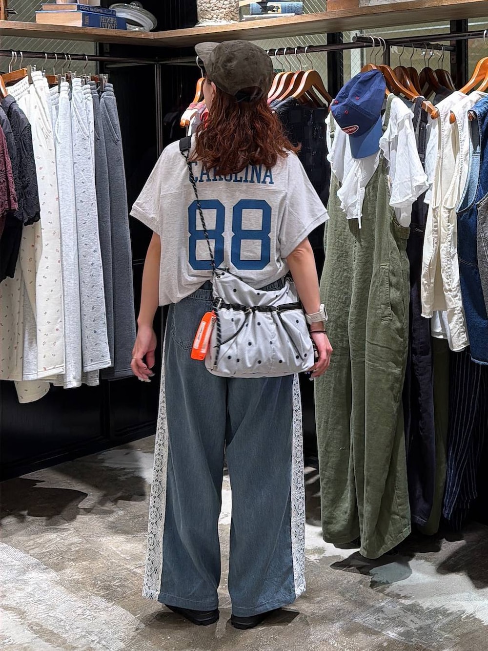 ブラック系のサンダル、その他のショルダーバッグ、ベージュ系のTシャツ/カットソーを着用したレディースの夏コーディネートの6枚目の写真