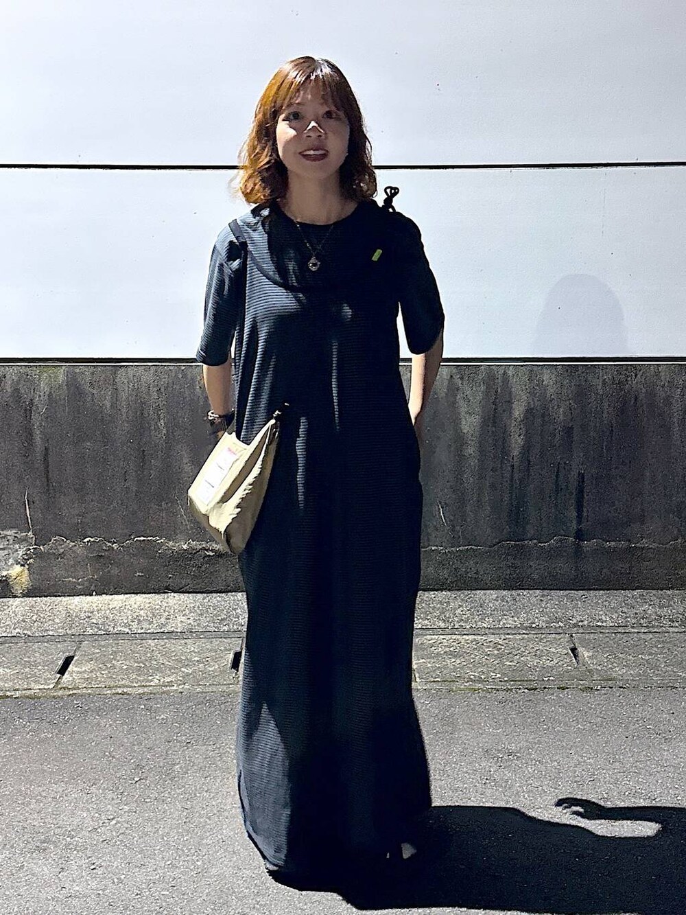 ベージュ系のショルダーバッグ、ブラック系のサンダル、その他のネックレスを着用したレディースの春コーディネートの7枚目の写真