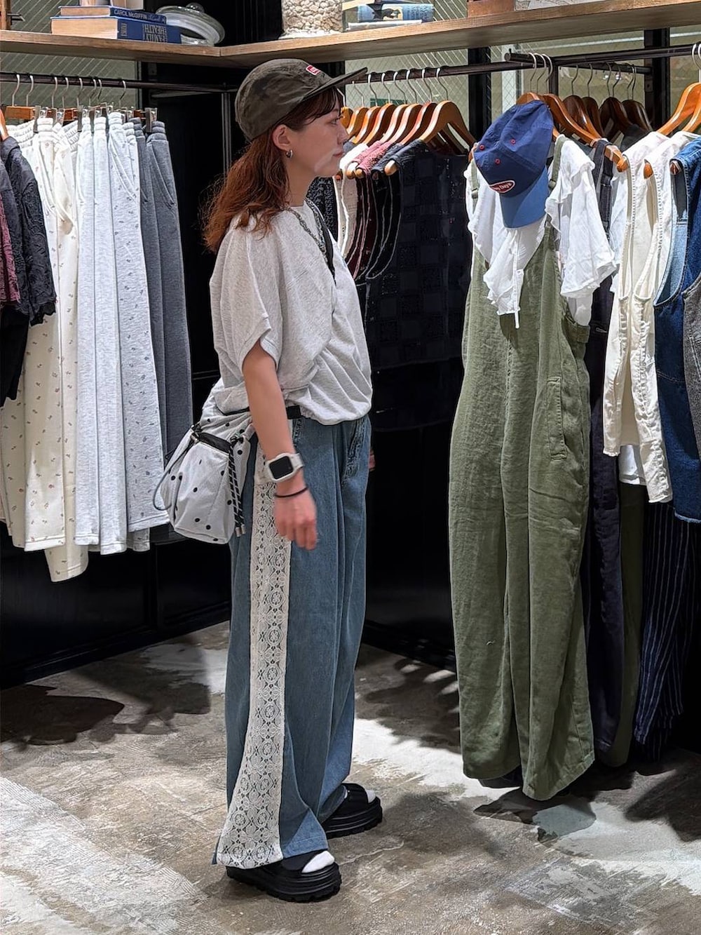 ブラック系のサンダル、その他のショルダーバッグ、ベージュ系のTシャツ/カットソーを着用したレディースの夏コーディネートの7枚目の写真