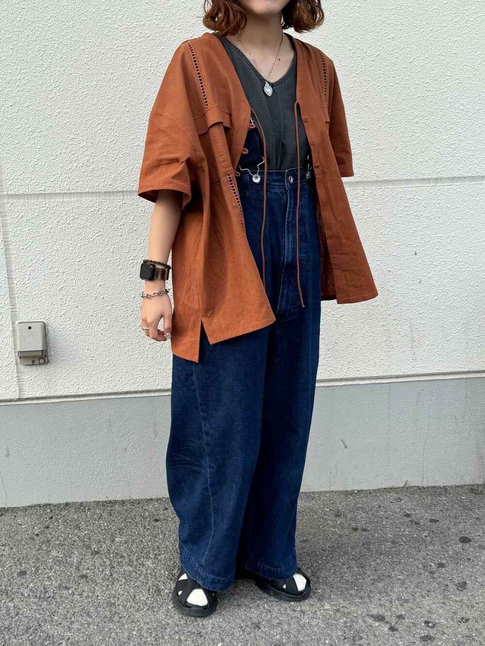 ブラック系のサンダル、その他のネックレスを着用したレディースの春コーディネートの5枚目の写真