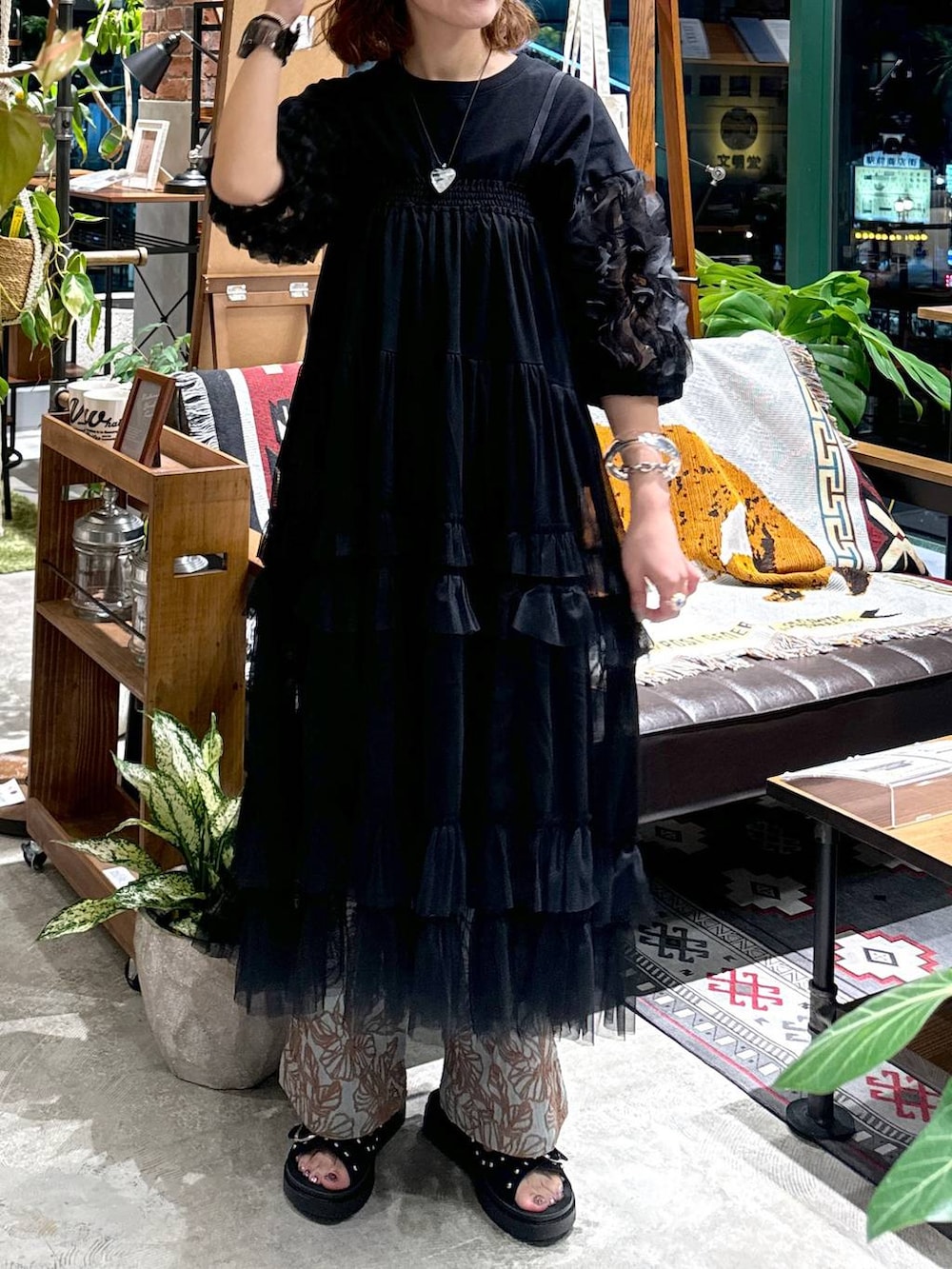 ブラック系のサンダル、ブルー系のその他パンツ、ブラック系のTシャツ/カットソーを着用したレディースの夏コーディネートの3枚目の写真