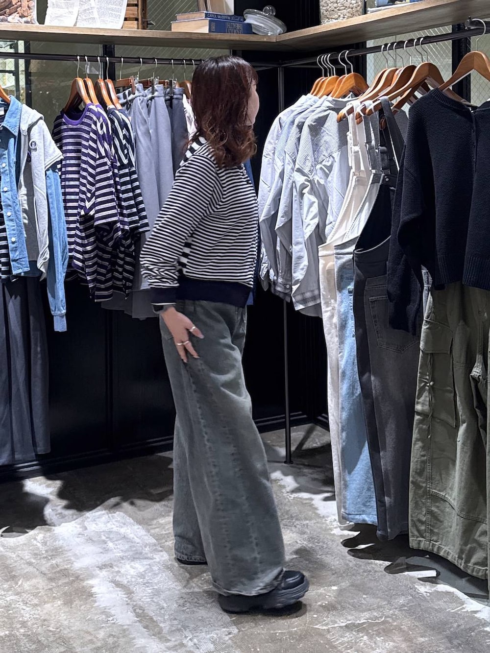 ブラック系のスニーカー、ブルー系のデニムパンツ、ブルー系のカーディガン/ボレロを着用したレディースの冬コーディネートの4枚目の写真