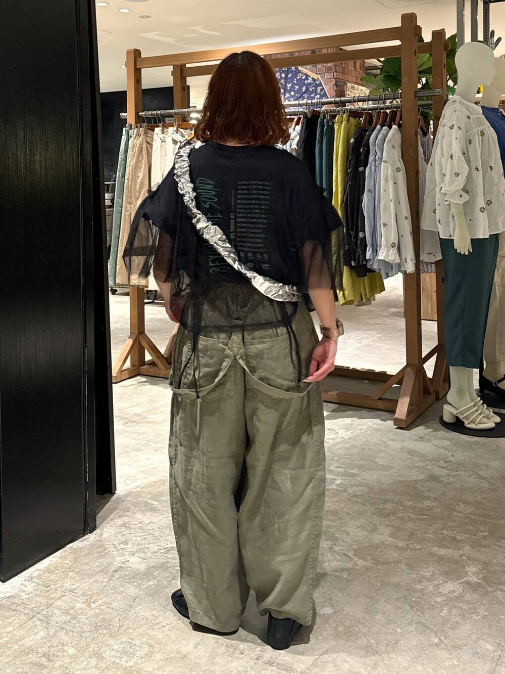 ブラック系のTシャツ/カットソー、ブラック系のパンプスを着用したレディースの春コーディネートの3枚目の写真