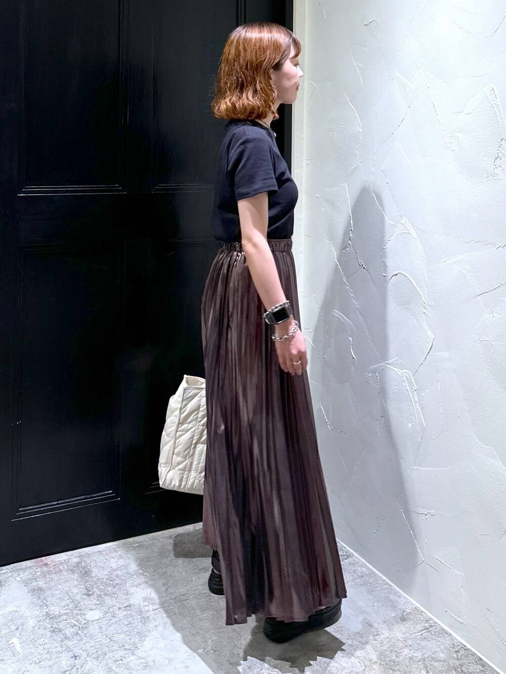 ブラック系のサンダル、ホワイト系のトートバッグ、ベージュ系のスカートを着用したレディースの夏コーディネートの5枚目の写真