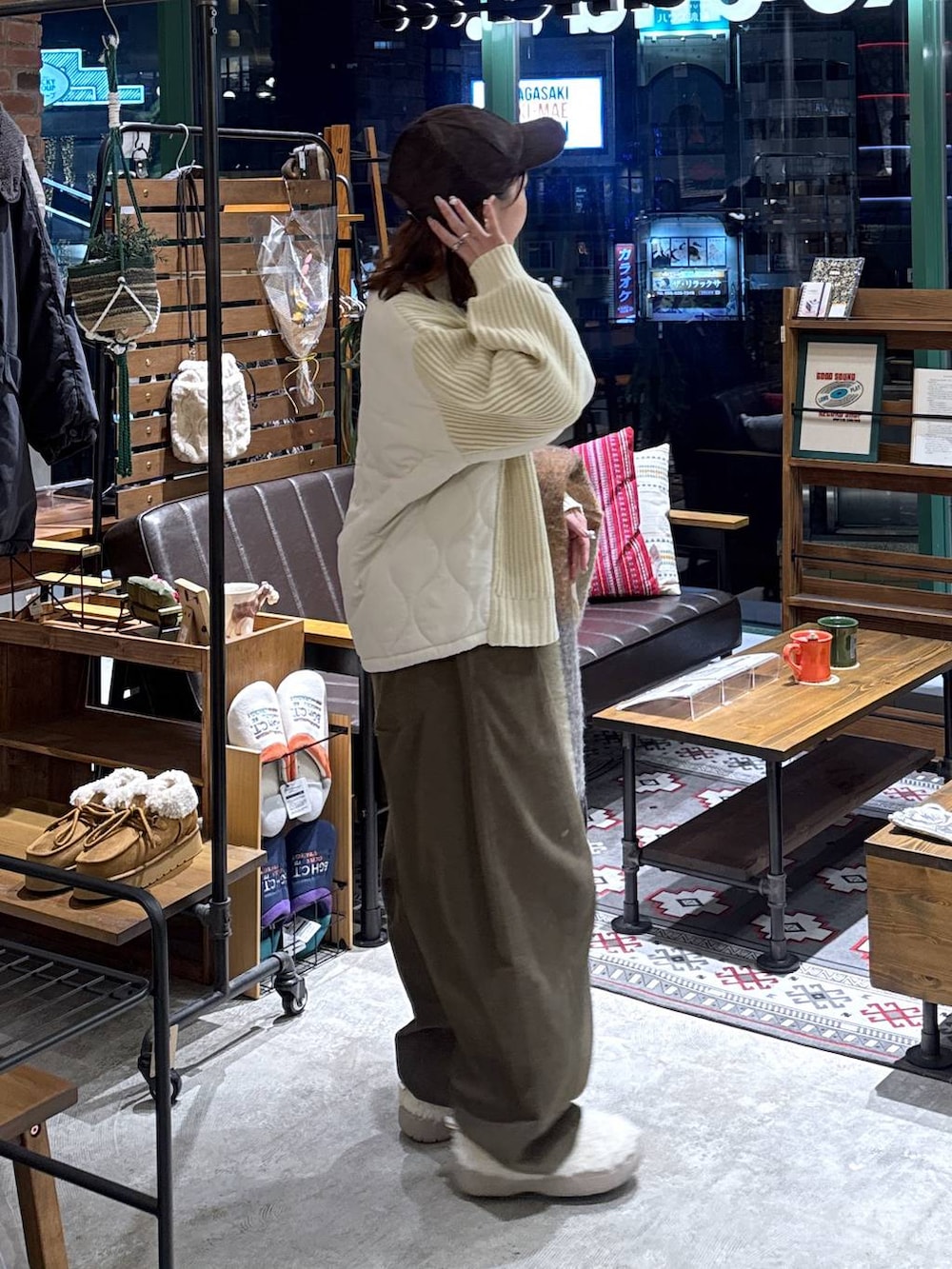 ベージュ系のスリッポン、ブラウン系のその他パンツ、ベージュ系のニット/セーターを着用したレディースの秋コーディネートの7枚目の写真