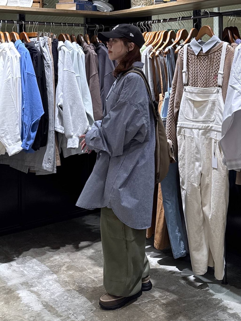 その他のショルダーバッグ、ブルー系のシャツ/ブラウス、グリーン系のカーゴパンツを着用したレディースの冬コーディネートの2枚目の写真