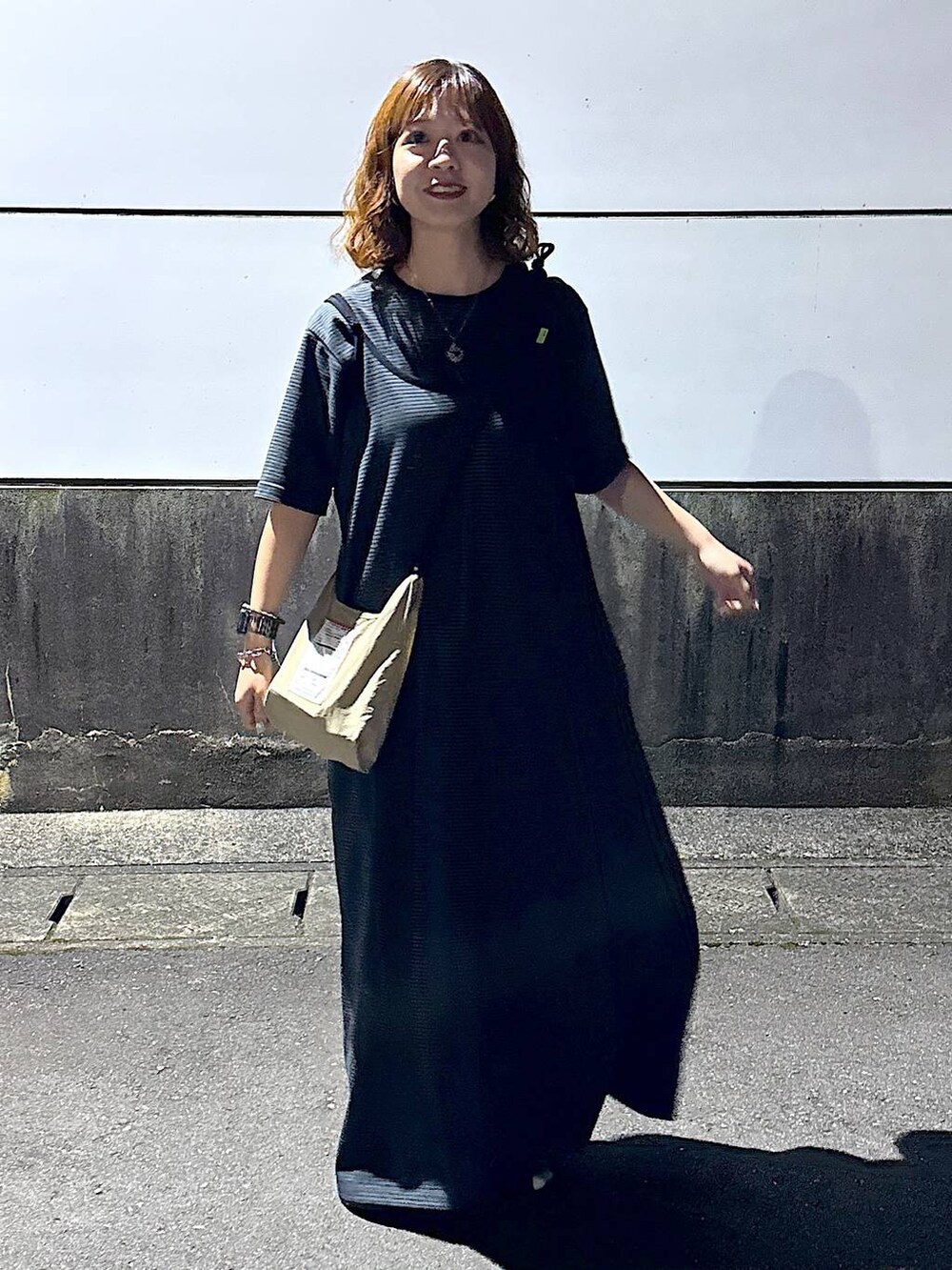 ベージュ系のショルダーバッグ、ブラック系のサンダル、その他のネックレスを着用したレディースの春コーディネートの8枚目の写真