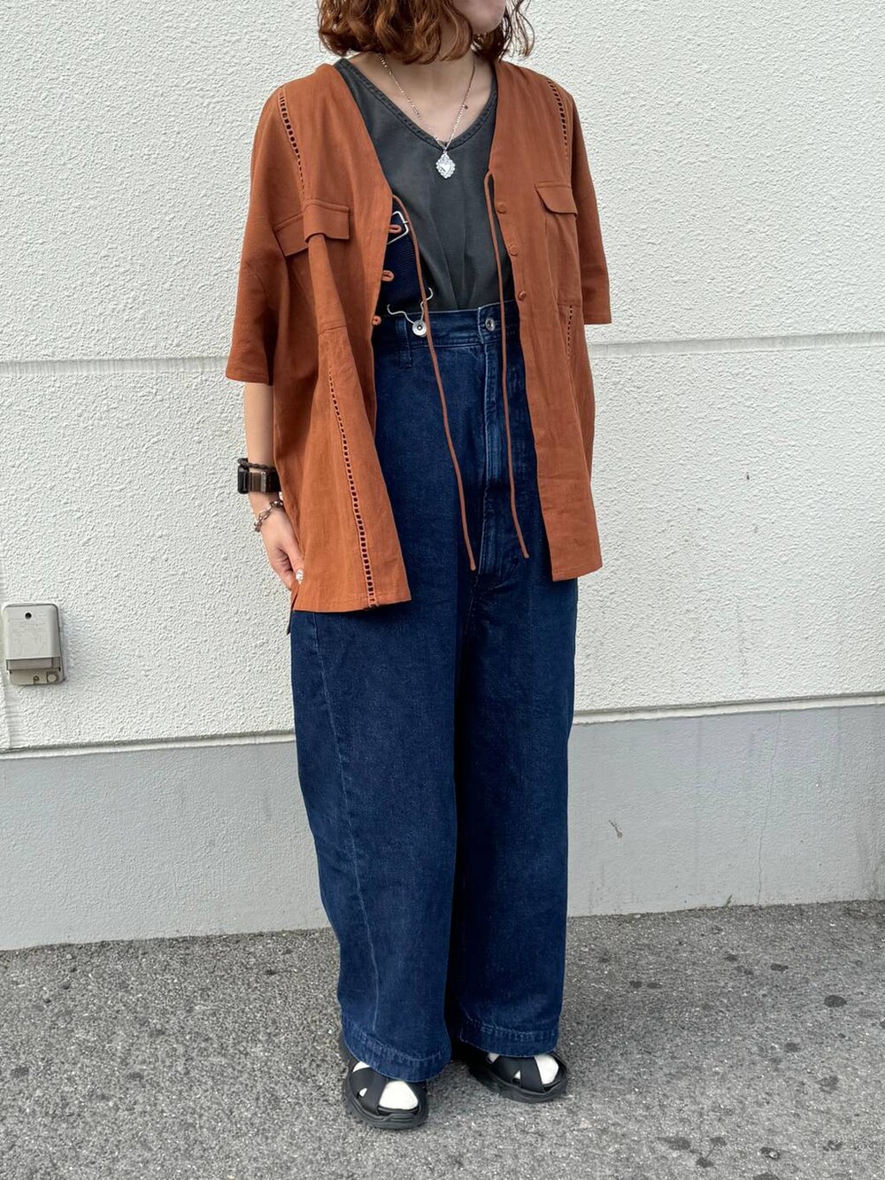 ブラック系のサンダル、その他のネックレスを着用したレディースの春コーディネートの2枚目の写真