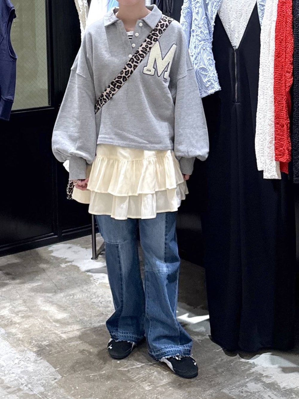 その他のトートバッグ、グレー系のスウェット、ブルー系のデニムパンツを着用したレディースの春コーディネートの5枚目の写真