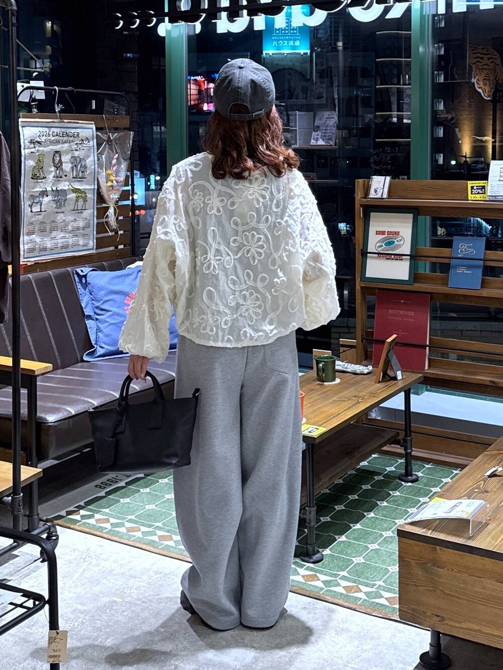 ブラック系のスニーカー、グレー系のスウェットパンツ、ホワイト系のシャツ/ブラウスを着用したレディースの春コーディネートの3枚目の写真