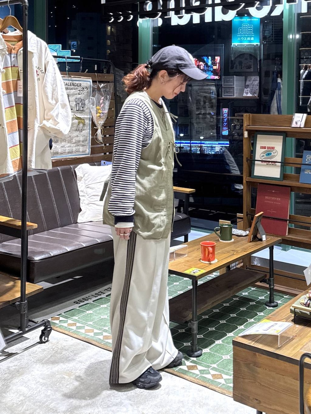 グリーン系のベスト、ベージュ系のその他パンツ、ブルー系のカーディガン/ボレロを着用したレディースの冬コーディネートの4枚目の写真