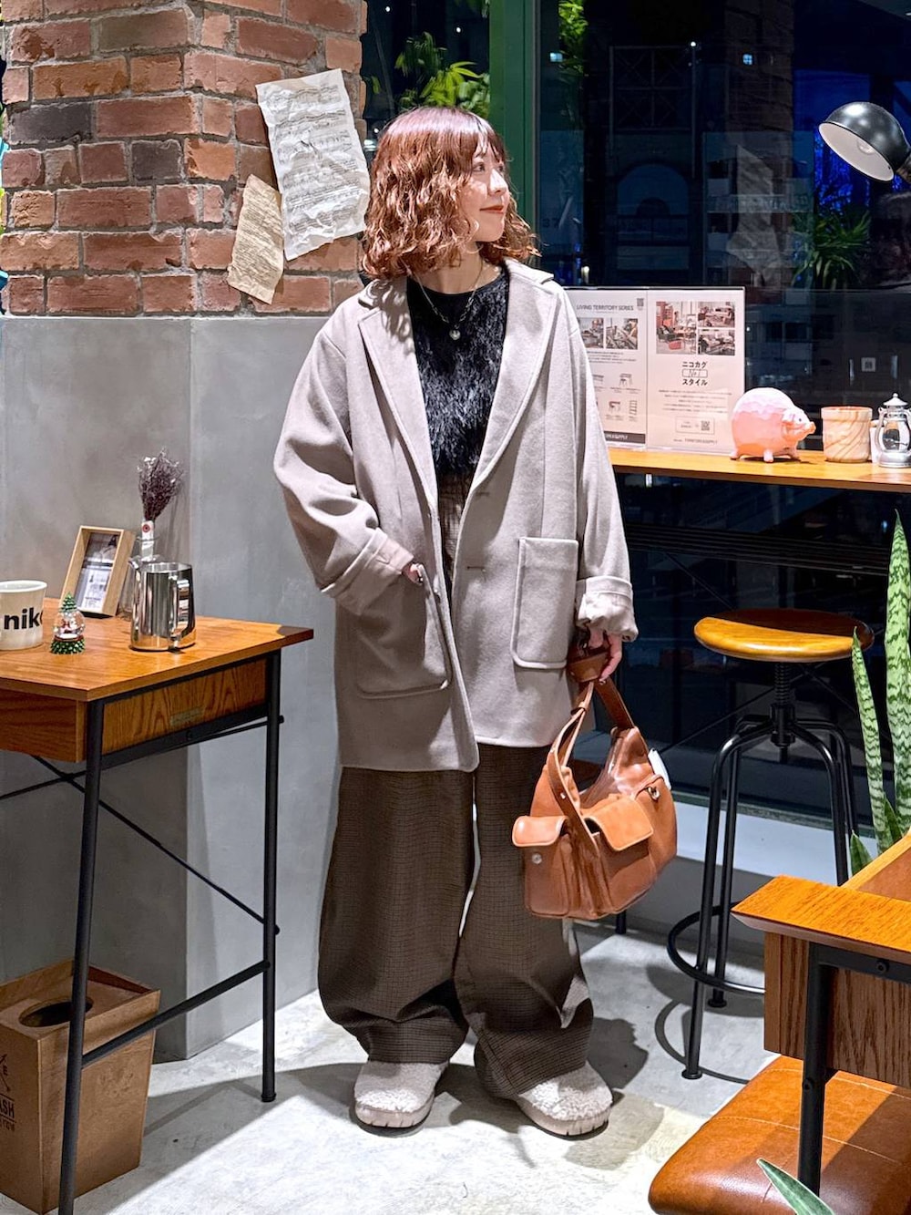 ブラウン系のその他パンツ、ブラウン系のテーラードジャケット、ベージュ系のスリッポンを着用したレディースの冬コーディネートの2枚目の写真