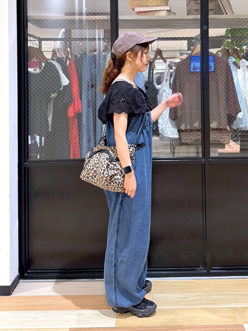 グレー系のTシャツ/カットソー、ブルー系のサロペット/オーバーオール、その他のショルダーバッグを着用したレディースの夏コーディネートの5枚目の写真
