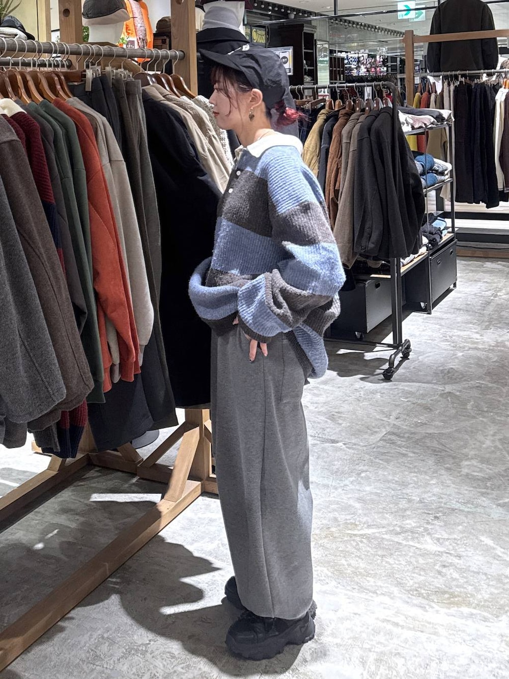 ブラック系のスニーカー、グレー系のその他パンツ、ブラウン系のニット/セーターを着用したレディースの冬コーディネートの2枚目の写真