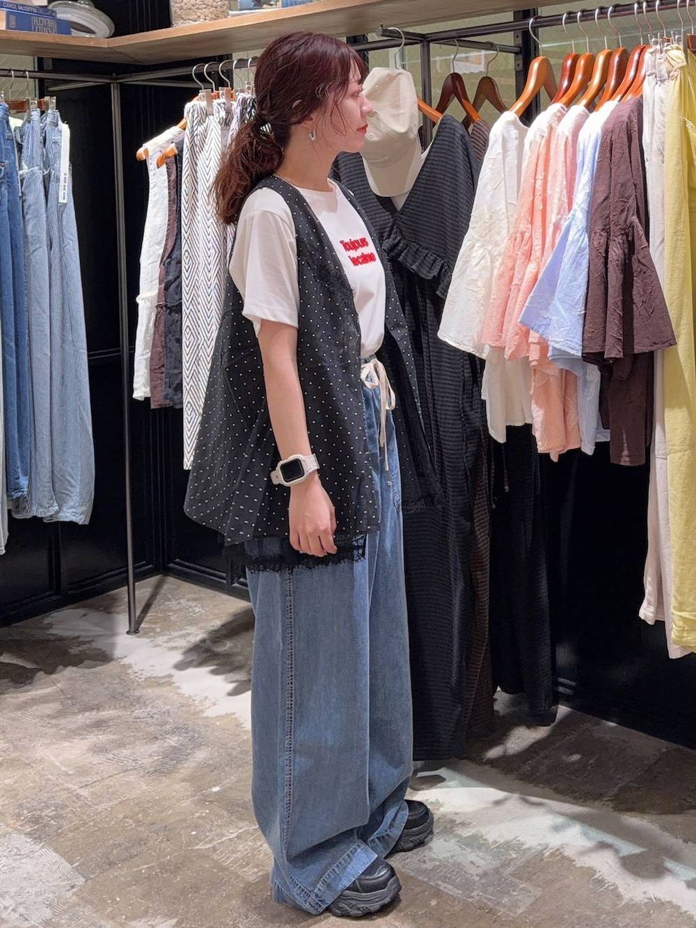 ブラック系のスニーカー、ブラック系のベスト、ホワイト系のTシャツ/カットソーを着用したレディースの夏コーディネートの5枚目の写真