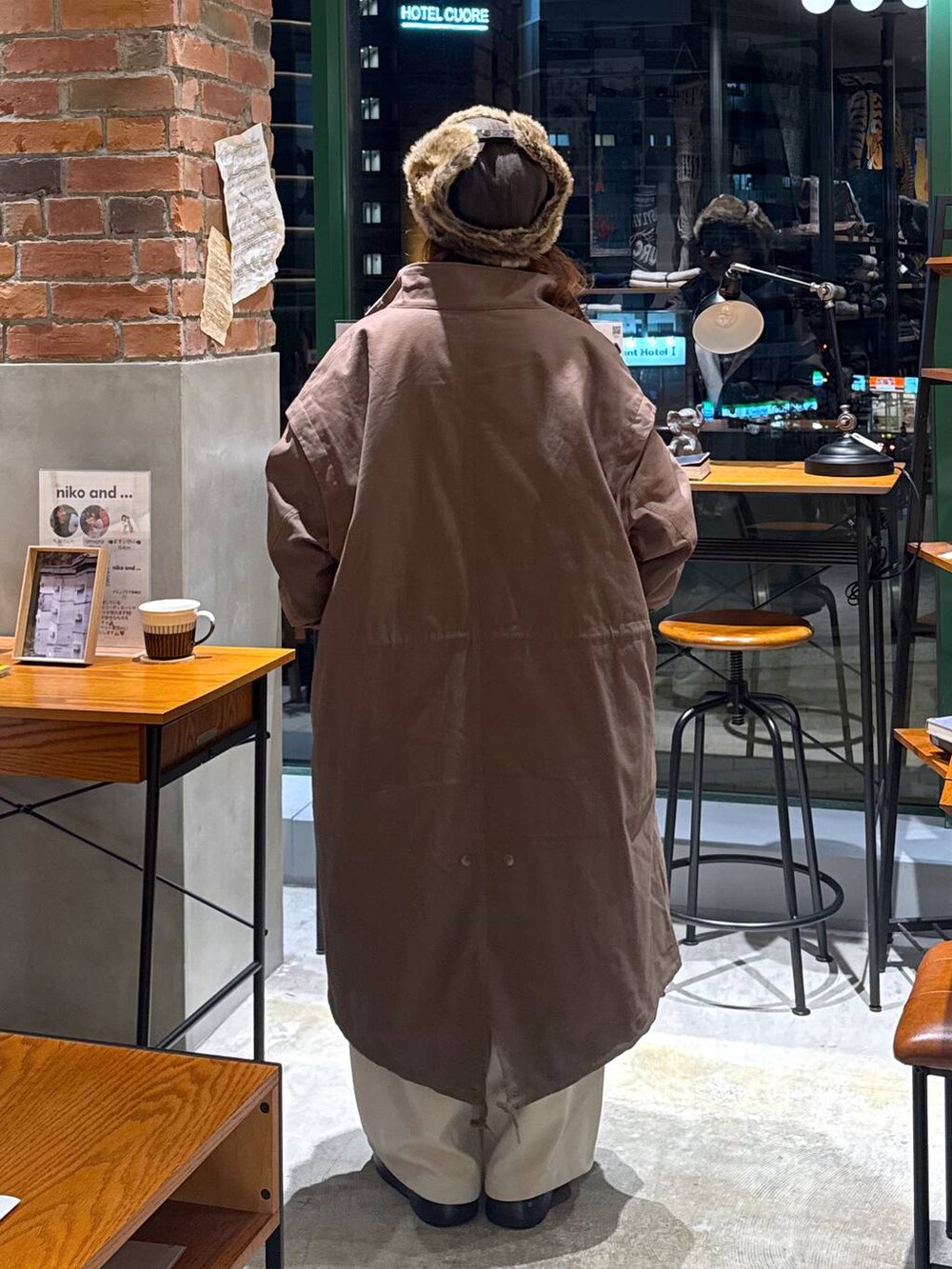 ブラウン系のニット/セーター、ホワイト系のショルダーバッグ、ベージュ系のその他パンツを着用したレディースの秋コーディネートの7枚目の写真