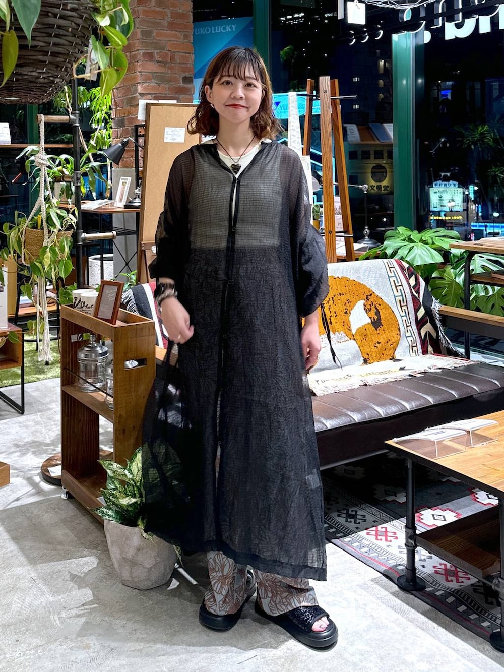 ブラック系のサンダル、ベージュ系のタンクトップ、ブルー系のその他パンツを着用したレディースの夏コーディネートの4枚目の写真