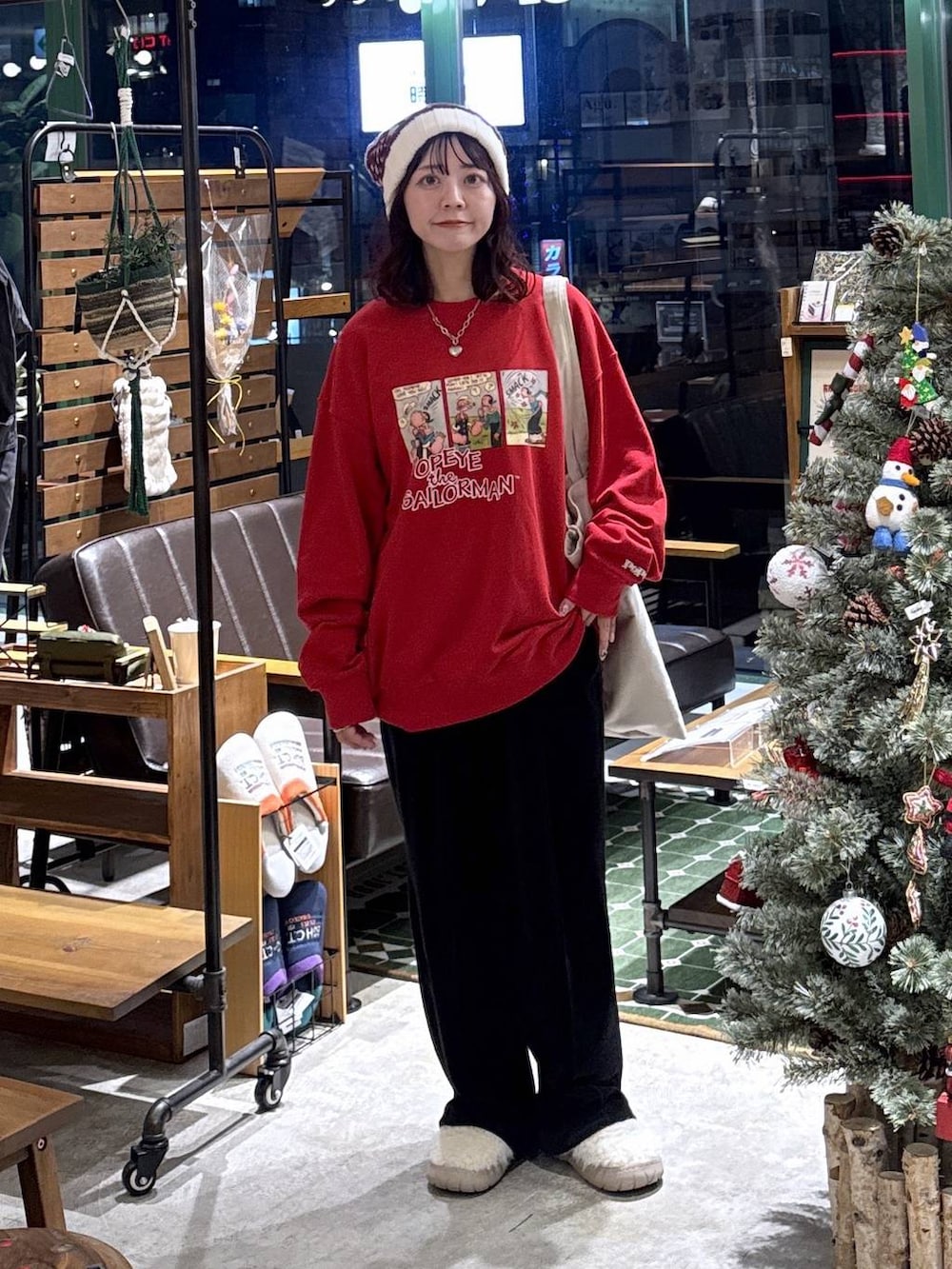 ベージュ系のスリッポン、ブラック系のその他パンツ、ホワイト系のトートバッグを着用したレディースの冬コーディネートの6枚目の写真