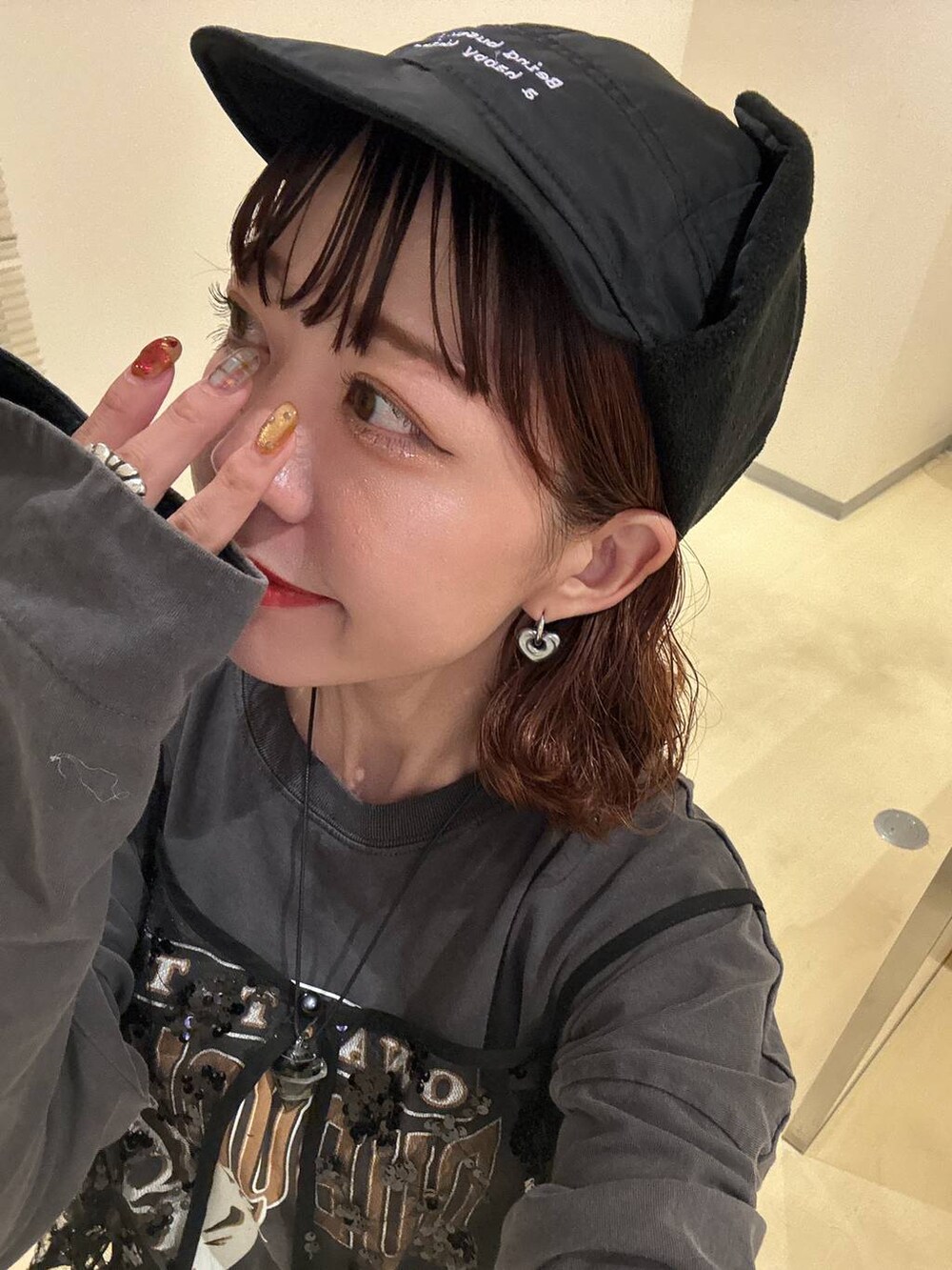 グレー系のTシャツ/カットソー、ブラック系のキャミソールを着用したレディースの秋コーディネートの2枚目の写真