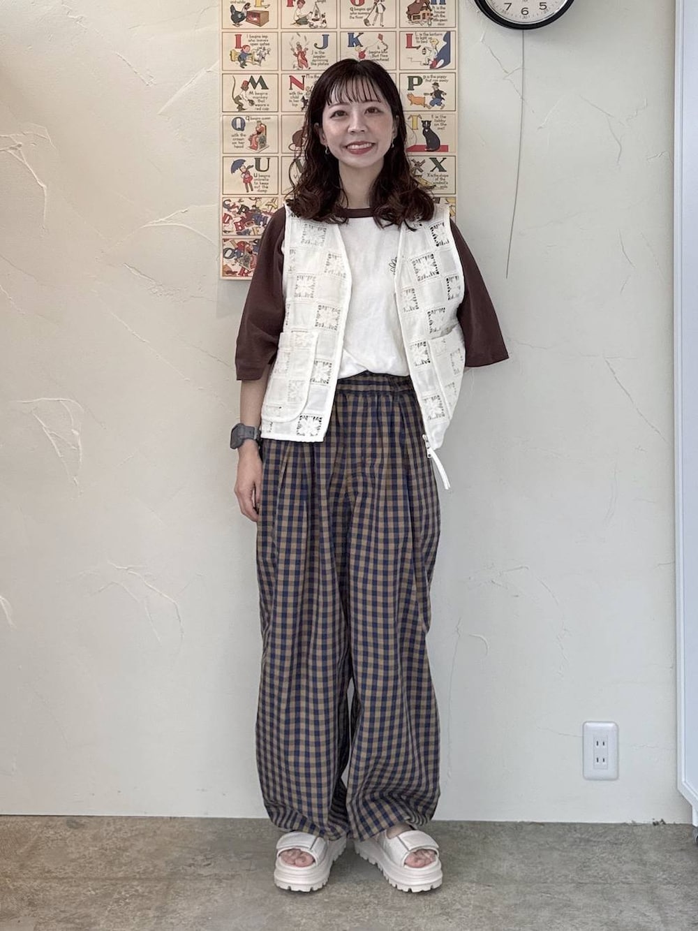 ベージュ系のその他パンツ、ベージュ系のベスト、ベージュ系のTシャツ/カットソーを着用したレディースの春コーディネートの2枚目の写真