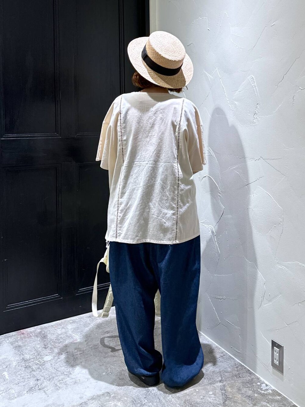 ブラウン系のサングラス、ブラック系のハットを着用したレディースの春コーディネートの7枚目の写真