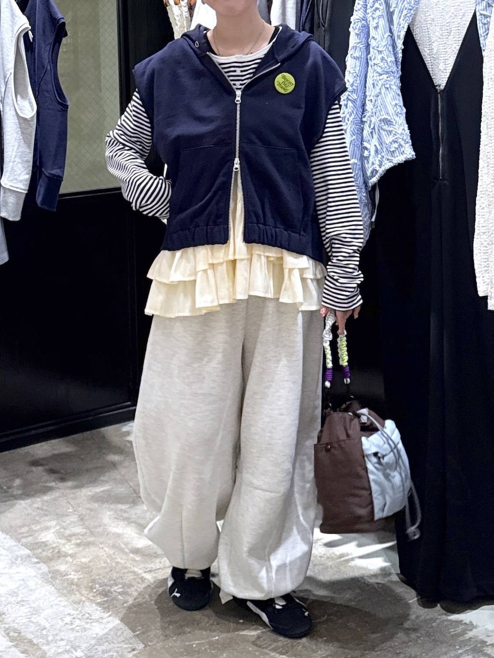 グレー系のスウェットパンツ、ブルー系のTシャツ/カットソー、その他のショルダーバッグを着用したレディースの春コーディネートの2枚目の写真