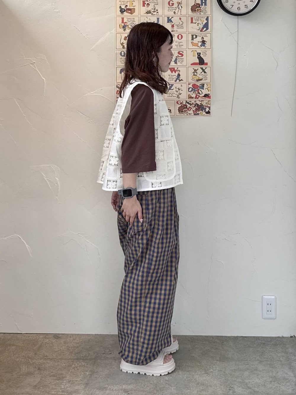 ベージュ系のその他パンツ、ベージュ系のベスト、ベージュ系のTシャツ/カットソーを着用したレディースの春コーディネートの6枚目の写真