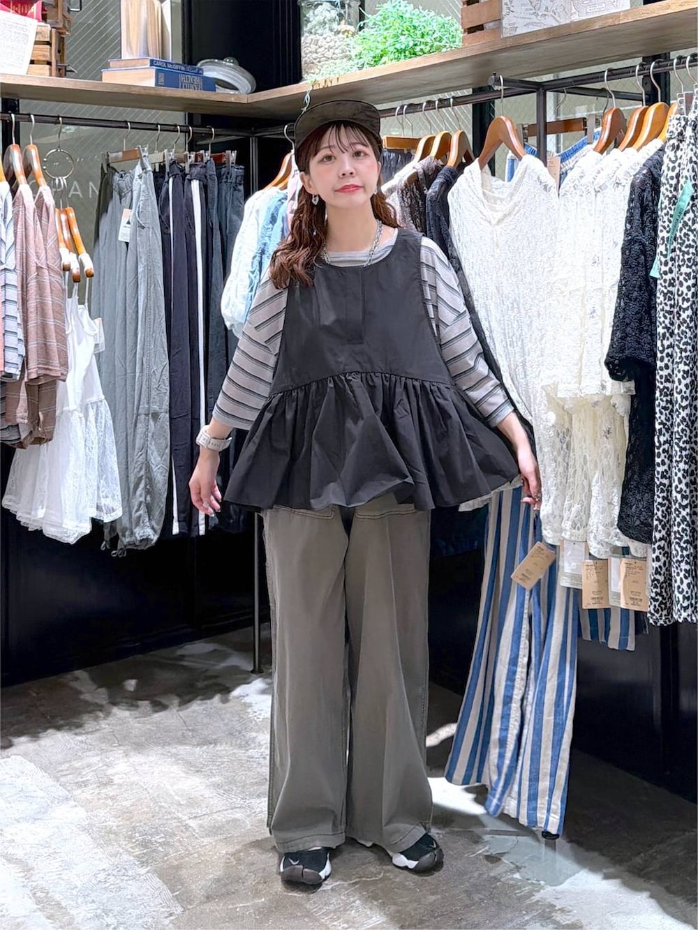 グリーン系のその他パンツ、グレー系のTシャツ/カットソー、ブラック系のベストを着用したレディースの夏コーディネートの7枚目の写真