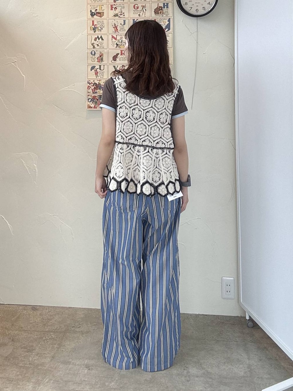 ブルー系のその他パンツ、ベージュ系のベスト、ブラウン系のTシャツ/カットソーを着用したレディースの春コーディネートの4枚目の写真