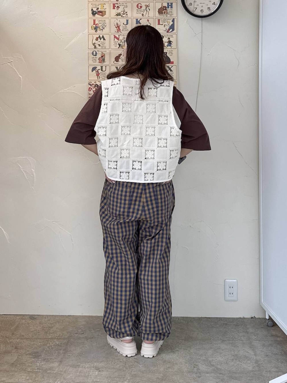 ベージュ系のその他パンツ、ベージュ系のベスト、ベージュ系のTシャツ/カットソーを着用したレディースの春コーディネートの5枚目の写真