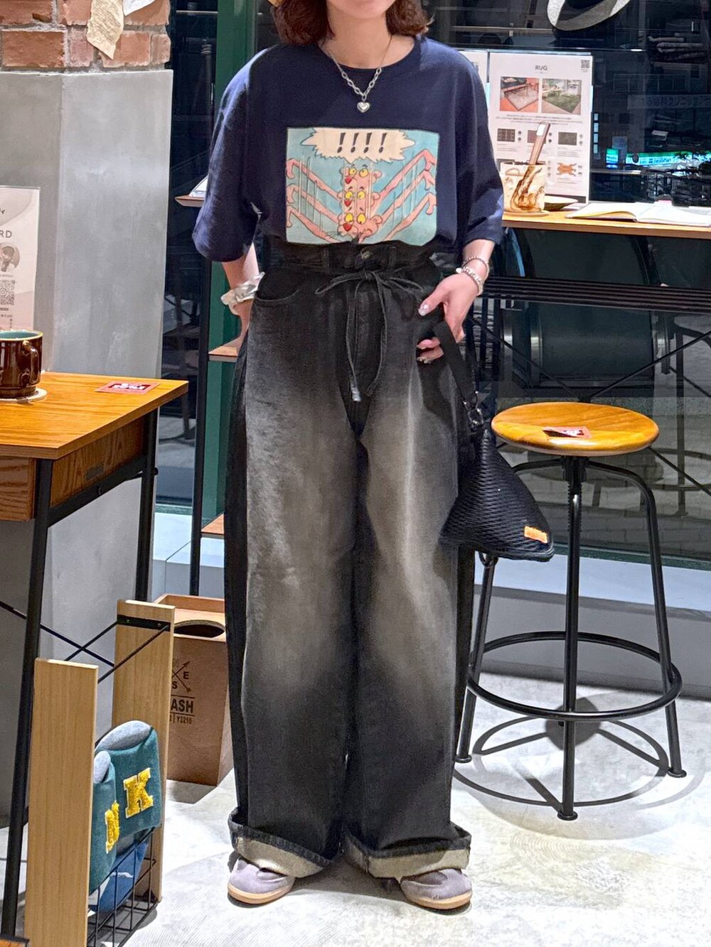 グレー系のデニムパンツ、ブルー系のTシャツ/カットソー、ベージュ系のハットを着用したレディースの夏コーディネートの3枚目の写真