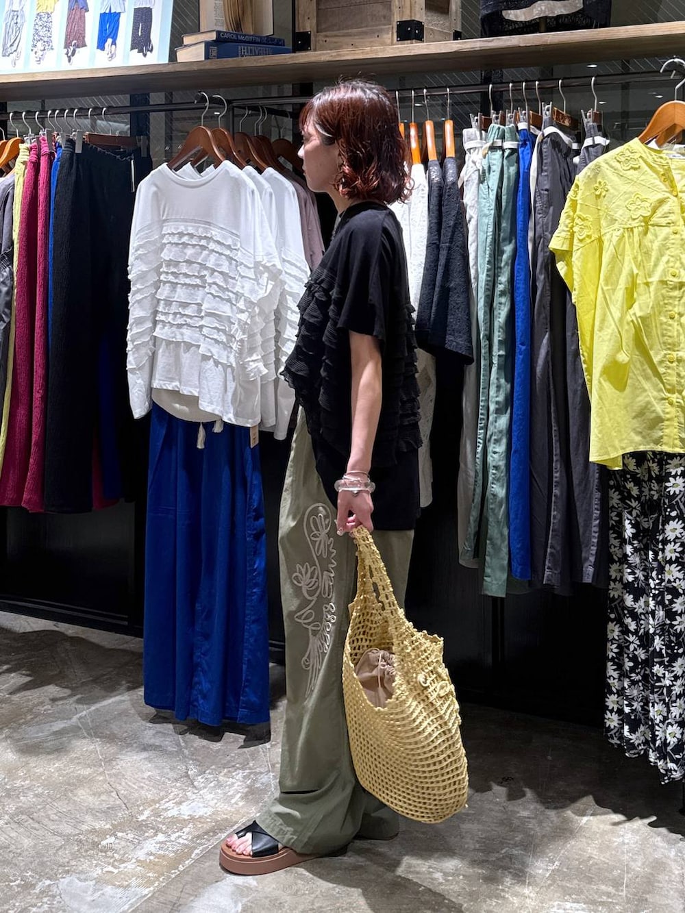 ブラック系のサンダル、ベージュ系のショルダーバッグ、ブラック系のTシャツ/カットソーを着用したレディースの夏コーディネートの3枚目の写真
