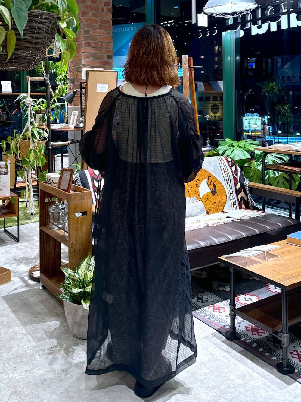 ブラック系のサンダル、ベージュ系のタンクトップ、ブルー系のその他パンツを着用したレディースの夏コーディネートの6枚目の写真