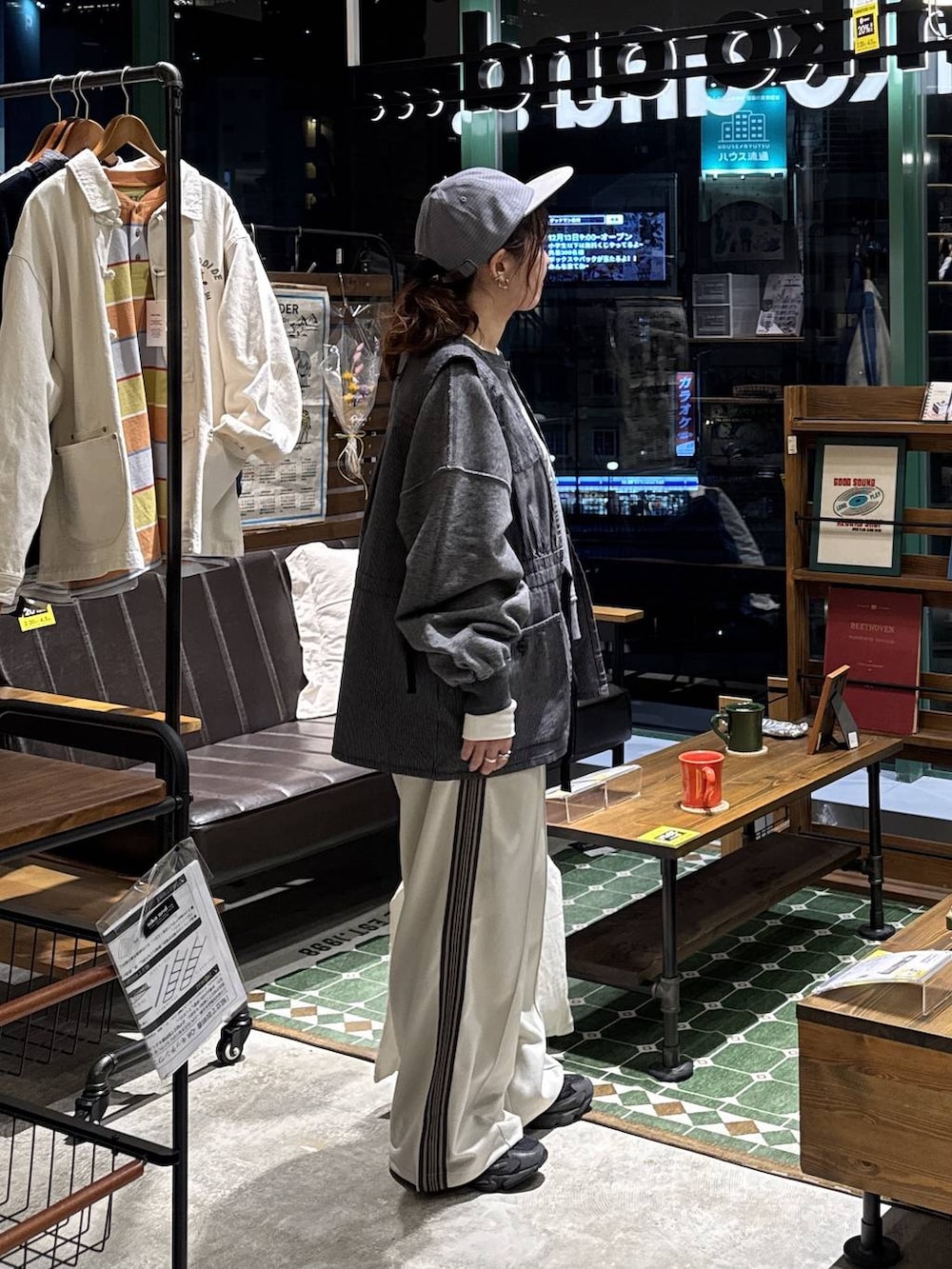 グレー系のエコバッグ/サブバッグ、グレー系のベスト、グレー系のTシャツ/カットソーを着用したレディースの冬コーディネートの4枚目の写真