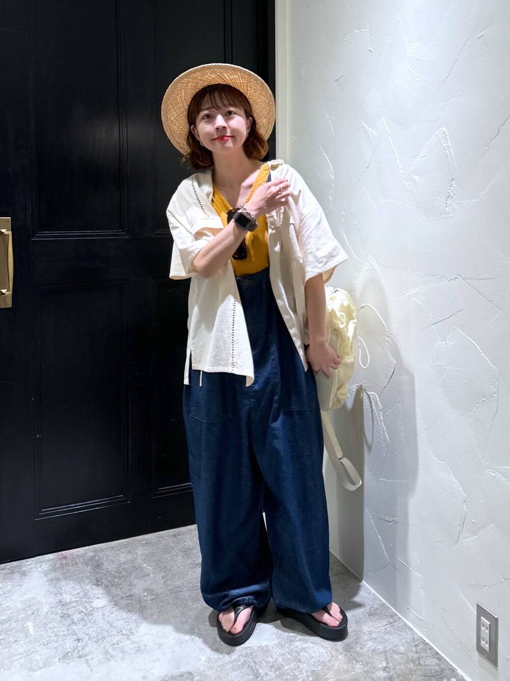 ブラウン系のサングラス、ブラック系のハットを着用したレディースの春コーディネートの2枚目の写真