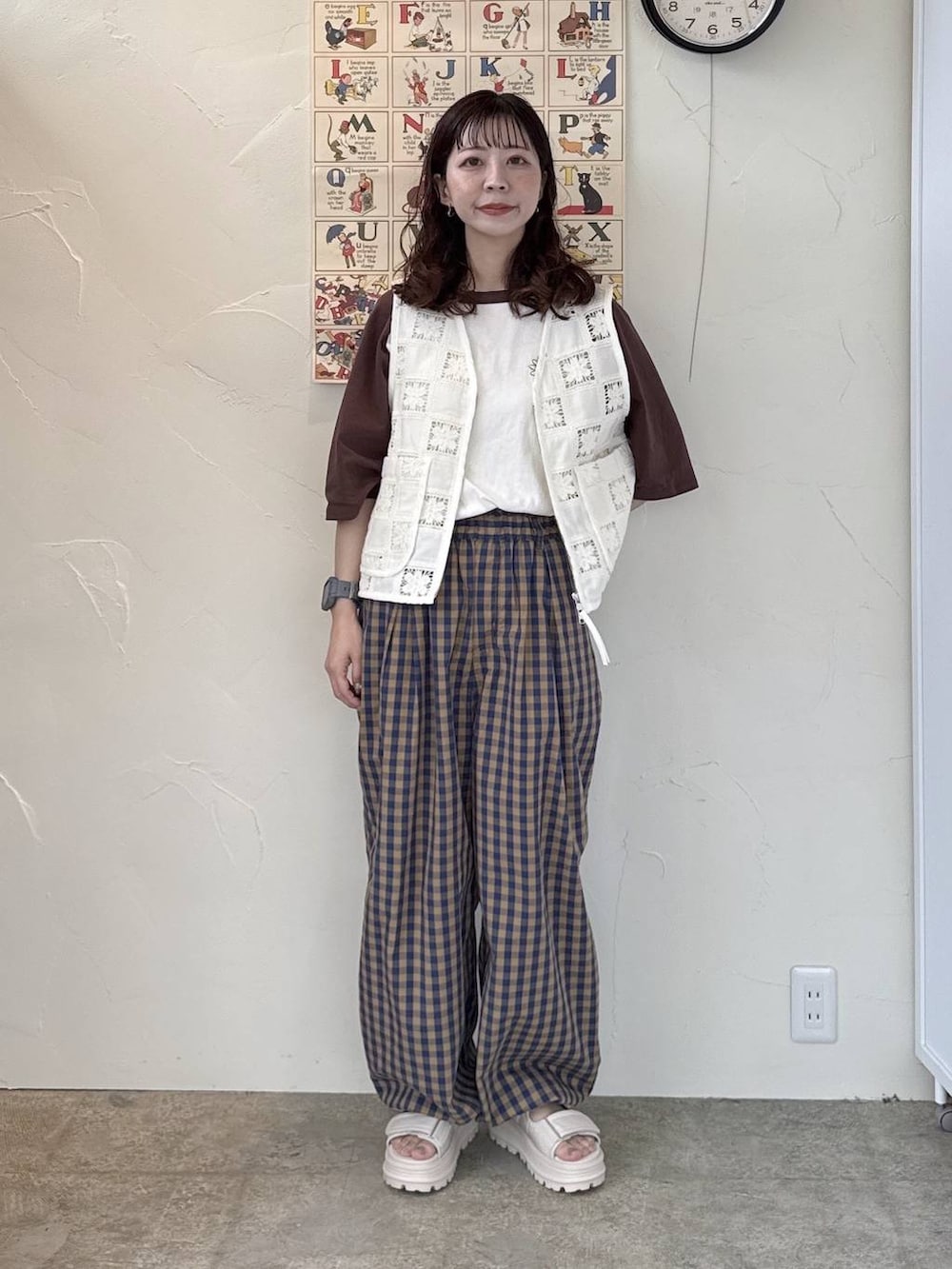ベージュ系のその他パンツ、ベージュ系のベスト、ベージュ系のTシャツ/カットソーを着用したレディースの春コーディネートの3枚目の写真