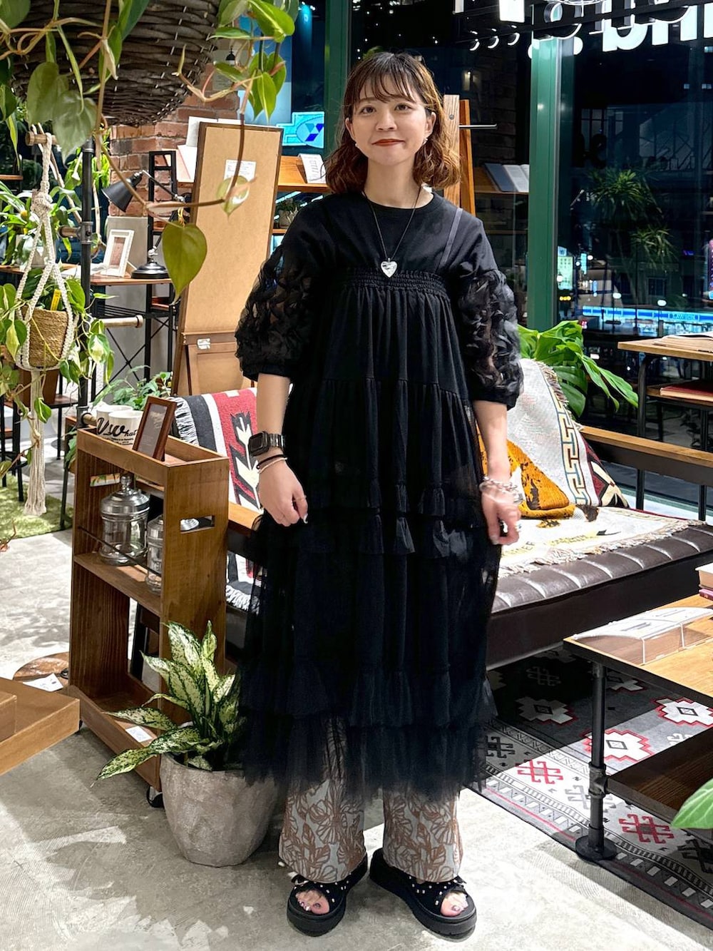 ブラック系のサンダル、ブルー系のその他パンツ、ブラック系のTシャツ/カットソーを着用したレディースの夏コーディネートの8枚目の写真